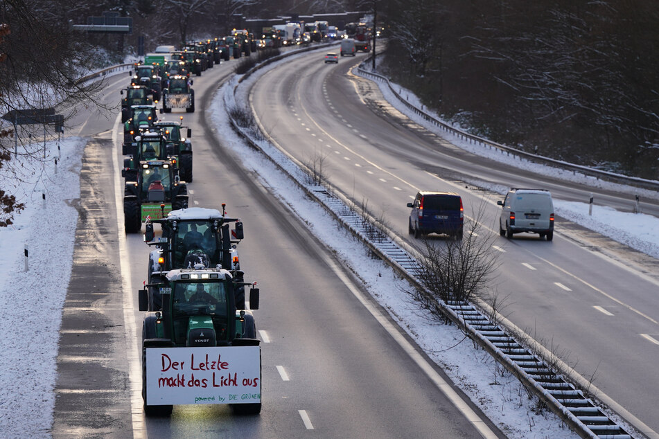 Bis zu 300 Traktoren je Aufzug sollen heute zu einer Abschlusskundgebung in die Hamburger Innenstadt fahren.