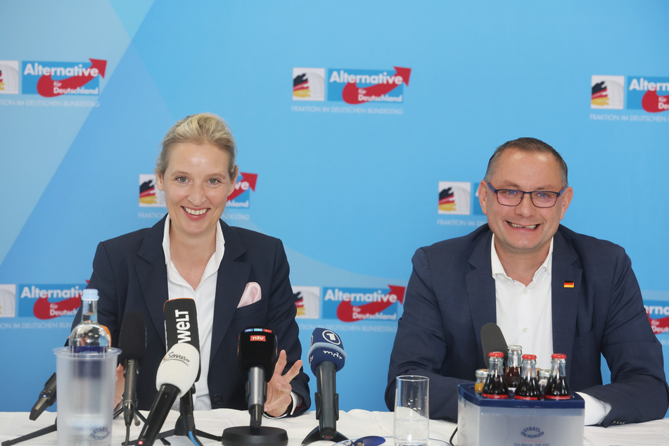 Die AfD-Führung um Alice Weidel (44) und Tino Chrupalla (48) hat aufgrund aktueller Umfragewerte gute Laune.