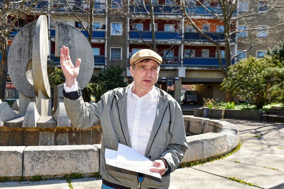 Der Stadtrat und Landtagsabgeordnete Thomas Löser (49, Grüne) setzt sich für die Sanierung des stillgelegten Brunnens auf dem Neustädter Markt ein.