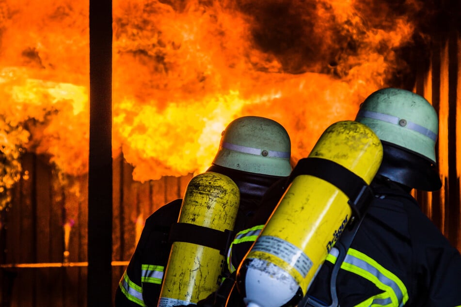 Die Einsatzkräfte der Hamburger Feuerwehr im Kampf gegen die Flammen.