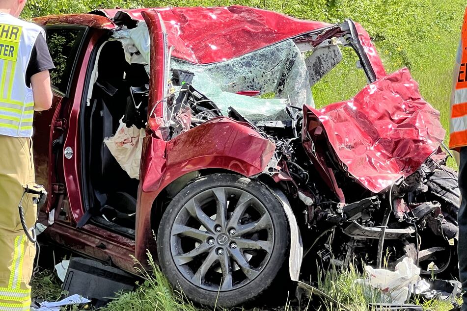 Tödliche Unachtsamkeit? Mazda nach Kollision mit Lkw zerfetzt - zwei Tote