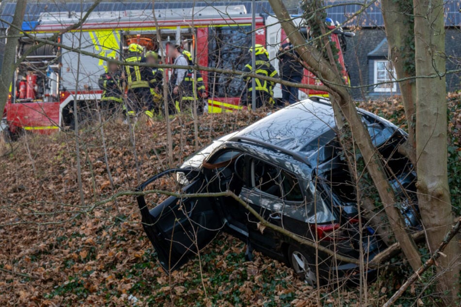 Unfall in Mittelsachsen: Skoda rutscht Abhang hinab
