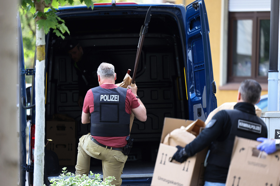 Vor dem Haus des Verdächtigen luden die Ermittler damals unter anderem Waffen in ihre Transporter.