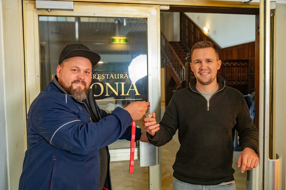 Deutsche-Bahn-Anlagenmanager Roy Schröder (39, l.) übergibt den Schlüssel an Arche-Projektleiter Samuel Meinert.