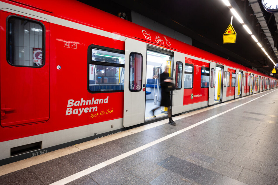 In der Nacht auf Donnerstag ist in München ein Betrunkener in den Gleisbereich einer S-Bahn gefallen – zum Glück hinter das Fahrzeug. (Symbolbild)