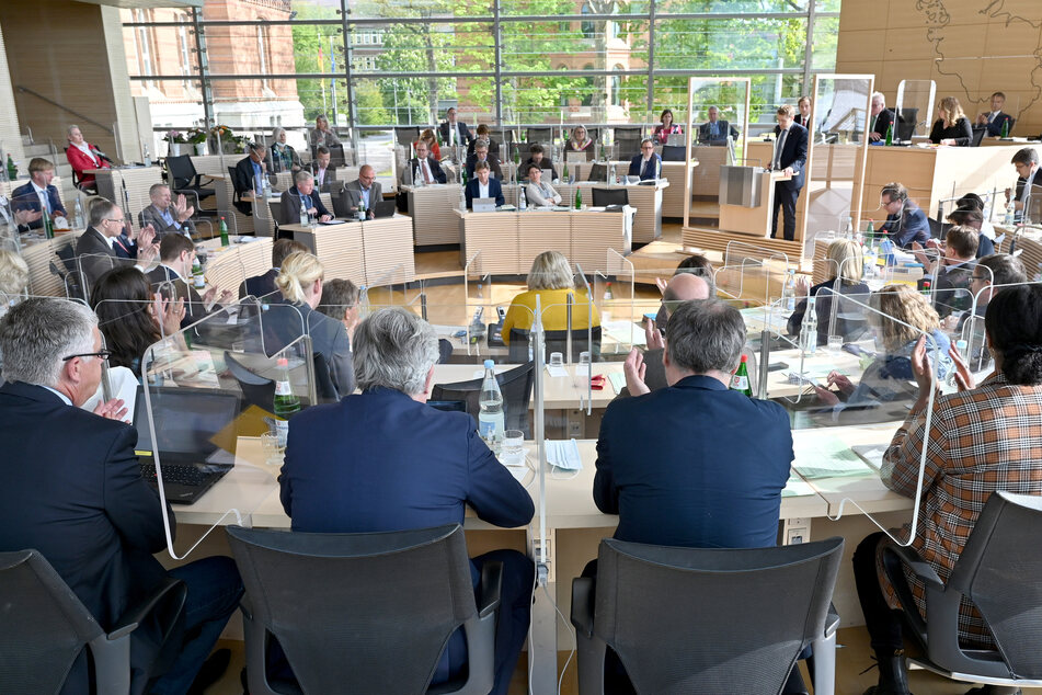 Abgeordnete sitzen im Kieler Landtag.