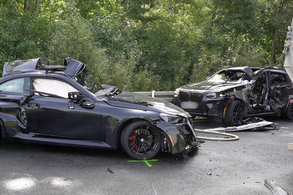 Beide BMW kollidierten mit dem Lkw.