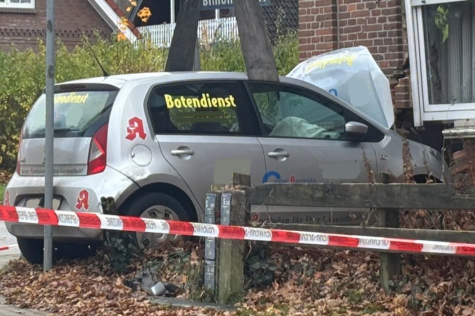 In Großenaspe krachte ein Auto am Samstag nach der Kollision mit einem anderen Wagen in eine Hauswand.