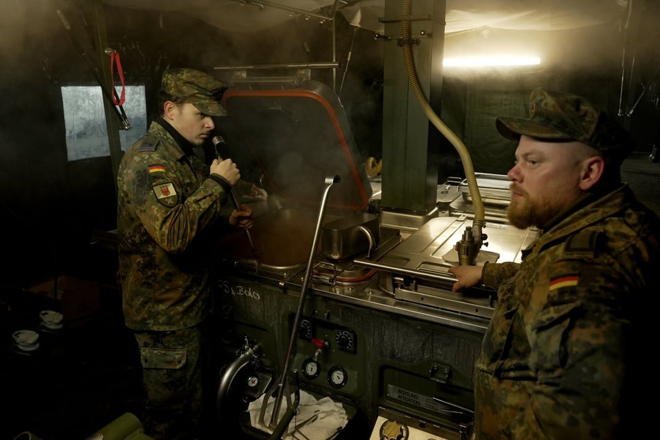 Soldaten des Logistikbataillons 172 aus Beelitz kochen in der "taktischen Feldküche 250".