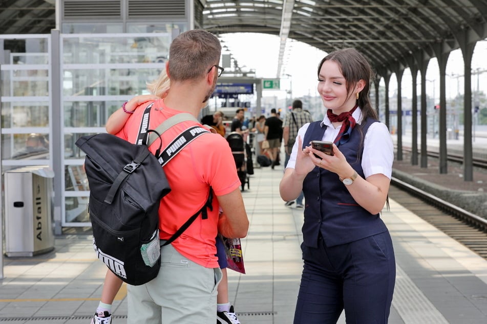 Die Deutsche Bahn Halle (Saale) bietet spannende Jobs mit abwechslungsreichen Aufgaben, wie hier als Kundenbetreuerin (m/w/d).