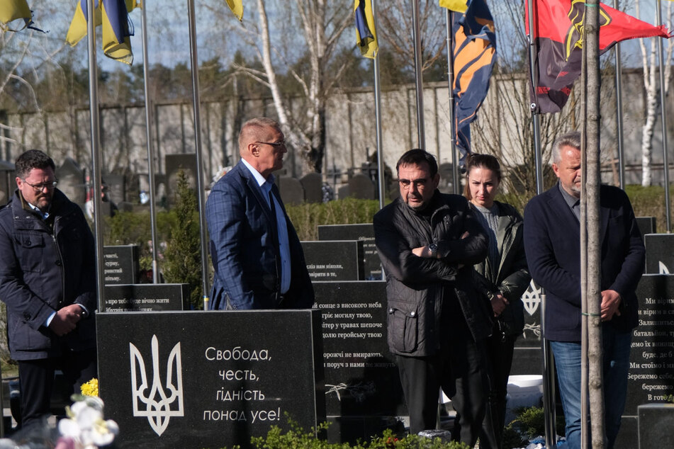 CSU-Fraktionschef Klaus Holetschek (59, M.) war am Donnerstag während seines Ukraine-Besuchs auch auf einem Friedhof in Butscha.