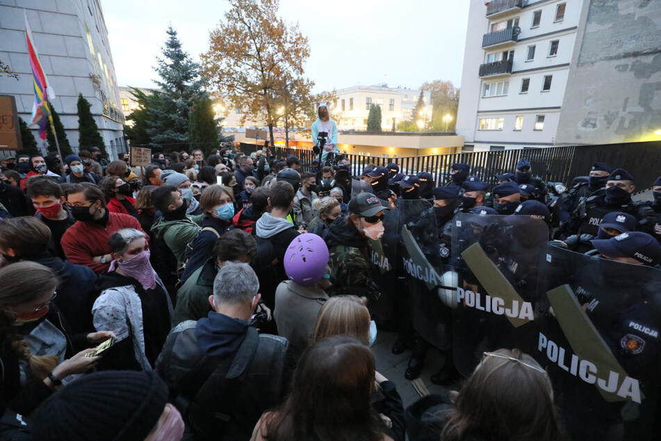 Demonstranten stehen während eines Protestes gegen eine deutliche Verschärfung des Abtreibungsverbots in Warschau Polizisten gegenüber.