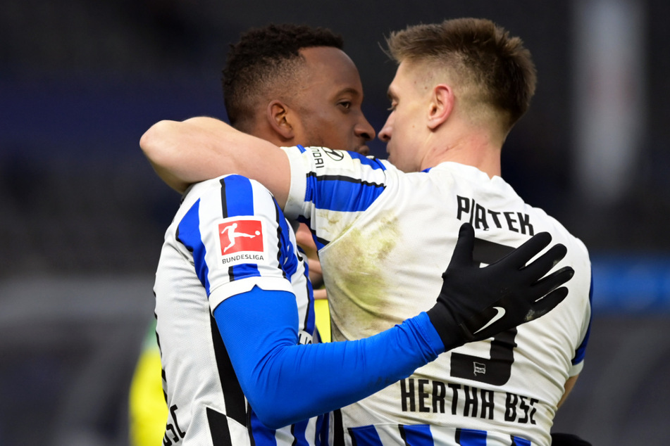 Dodi Lukebakio (l.) bejubelt mit Krzysztof Piatek seinen Siegtreffer zum 2:1.
