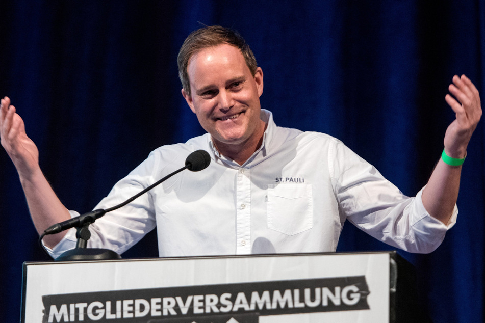 Oke Göttlich (45), Vereinspräsident des Fußball-Zweitligist FC St. Pauli, spricht während einer Mitgliederversammlung. (Archivbild)