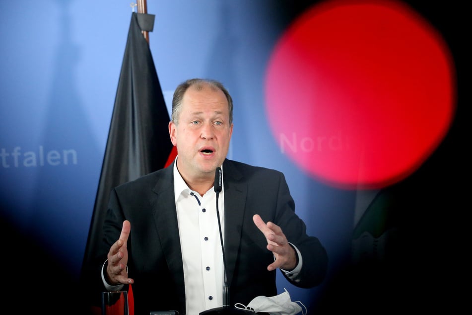 Der nordrhein-westfälische Familienminister Joachim Stamp (FDP) beantwortet während eines Presse-Briefings Fragen der Journalisten.