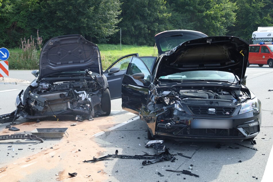 Unfall im Erzgebirge: Autos krachen auf Kreuzung zusammen