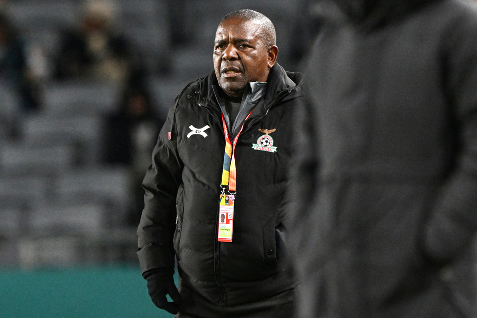 Gegen Sambias Nationaltrainer Bruce Mwape (63) ermittelt die FIFA nun schon zum zweiten Mal wegen sexuellen Missbrauchs.