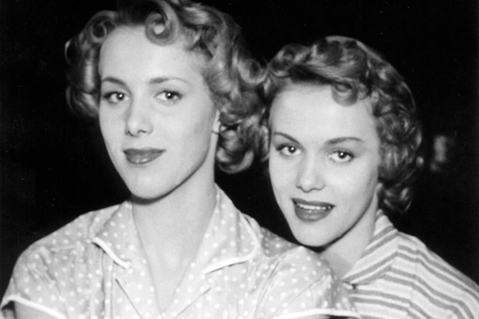 Die damals 19-jährigen Kessler-Zwillinge 1955 in München. Mehr als 60 Jahre lang standen sie zusammen auf der Bühne.