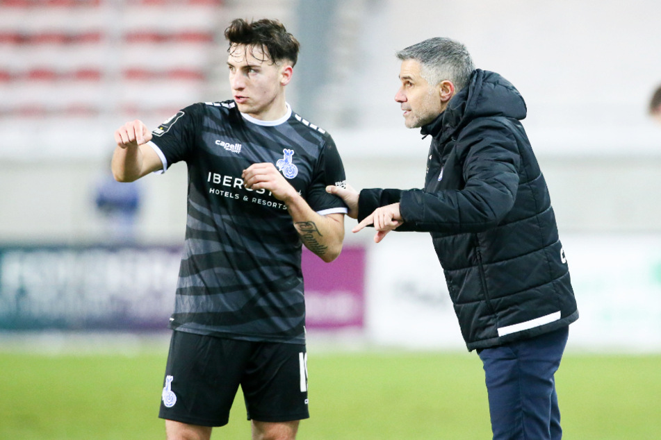 Gino Lettieri (54, r.) war nur etwas mehr als zwei Monate Coach des MSV Duisburg. Die 1:3-Pleite seines Teams um Simon Karweina (21) beim FSV Zwickau wurde ihm endgültig zum Verhängnis.