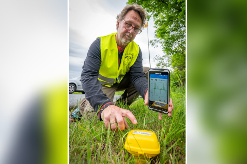 Geophysiker Stefan Buske (55, TU Freiberg) zeigt ein Geophone. Über ein mobiles Endgerät werden die Erschütterungen sichtbar.