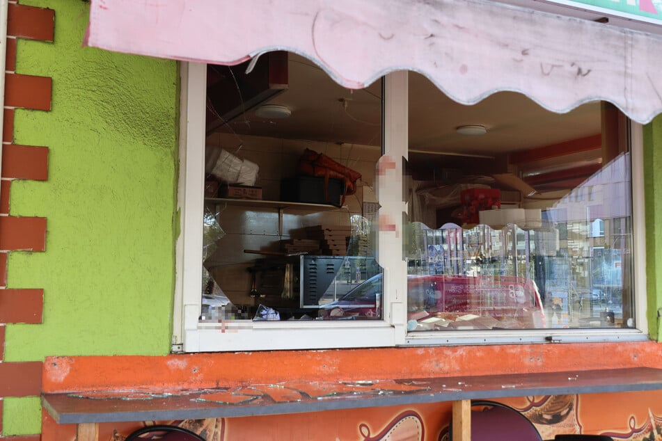 Die Scheibe der Dönerbude wurde eingeschlagen. Dazu waren Blutspuren am Fensterrahmen zu sehen.