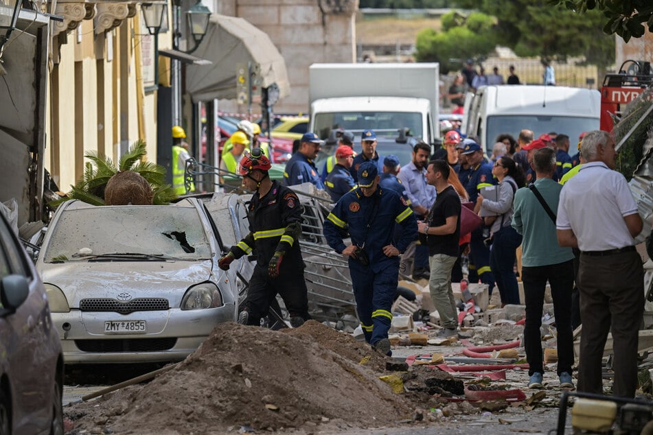 Nach der Explosion werden fünf Menschen vermisst. Rettungskräfte suchen nach möglichen Verschütteten.