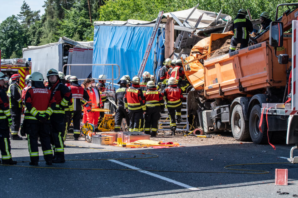 Feuerwehrleute mussten zwei verletzte Lkw-Fahrer aus ihren zerstörten Kabinen bergen.