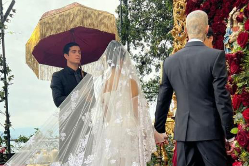 Instagram-Videos zeigen die Frisch-Verheirateten während der Hochzeitszeremonie.