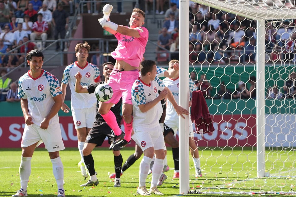 Norderstedt-Keeper Lars Huxsohl macht ein starkes Spiel und hält seinen Kasten gegen St. Pauli bisher sauber.