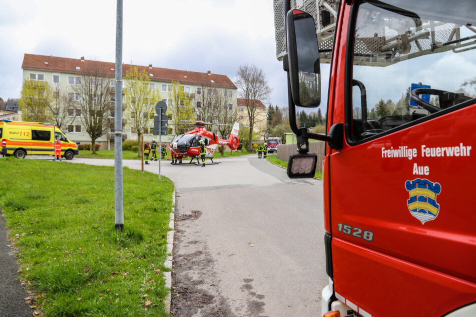 Am Dienstag landete ein Rettungshubschrauber in Aue-Bad Schlema mitten auf der Straße.