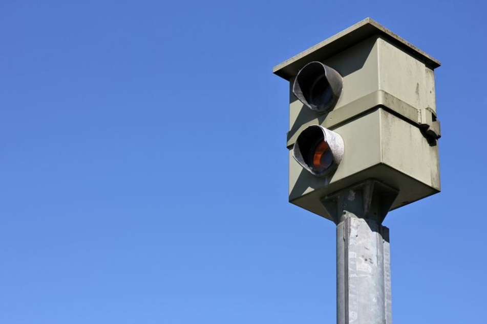 Ein Mercedes-Fahrer ist auf der A4 mit 235 km/h geblitzt worden. Erlaubt waren 120 km/h. (Symbolbild)