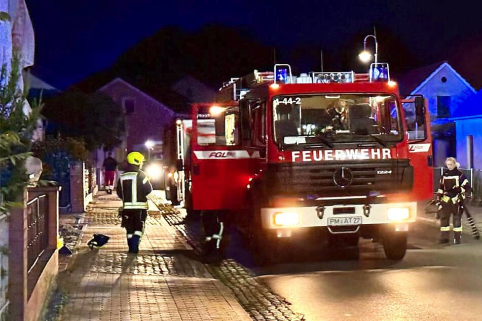 Wohnhaus brennt in Werder: Feuerwehr rettet zwei Bewohner
