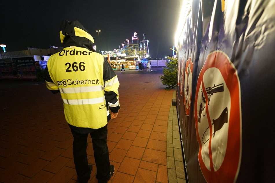 An den ersten beiden Volksfesttagen hatten der Polizei zufolge rund 80.000 Menschen den Hamburger Winterdom besucht. Die meisten von ihnen hätten Verständnis für die Kontrollen gezeigt, hieß es.