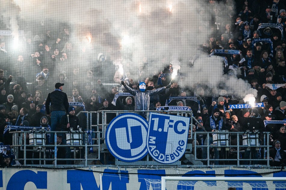 Im FCM-Block wurde Anfang der zweiten Halbzeit gezündelt. Der Rauch wollte nicht so schnell aus dem Stadion verschwinden.