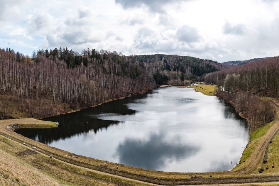 Das Hochwasserrückhaltebecken in Lauenstein wird im Teildauerstau betrieben. Das Becken ist daher immer zu etwa drei Prozent gefüllt.