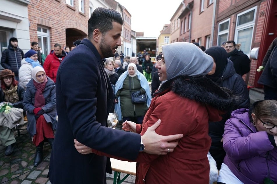 İbrahim Arslan (40, l.) kämpft um Gerechtigkeit für seine Familie und die restlichen Überlebenden der Anschläge.