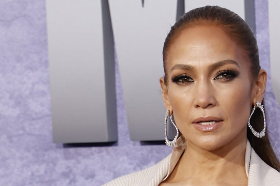 Sexy wie nie mit 54: Jennifer Lopez posiert in knappen Dessous!