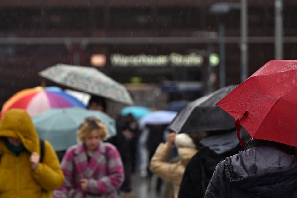 Regen und graue Wolken bestimmen die nächsten Tage in Köln und NRW. (Symbolbild)