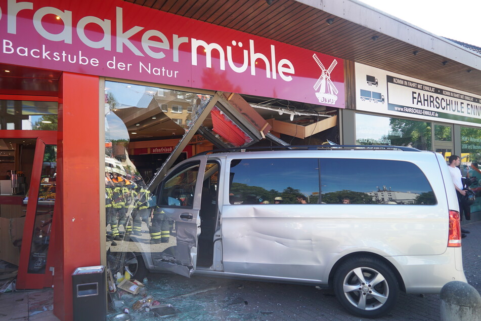 Am Mittwoch ist ein Kleinbus-Fahrer frontal in eine Filiale der Bäckerei-Kette "Braaker Mühle" gekracht.