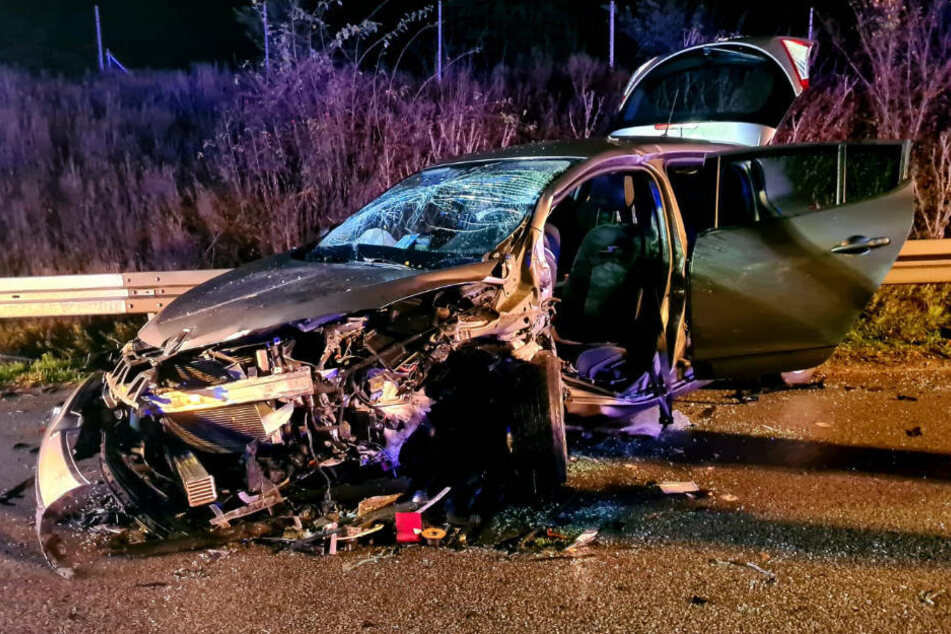 Der Frontbereich des am Unfall beteiligten Renault weist insbesondere auf der Fahrerseite heftige Schäden auf.