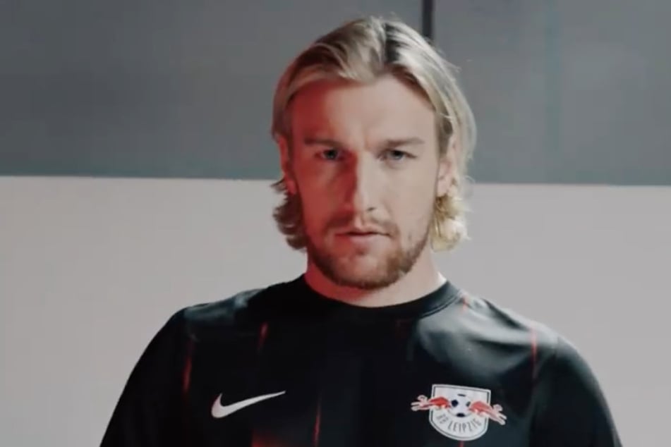 Emil Forsberg (30) zeigte sich im Enthüllungsvideo mit dem neuen dritten Trikot für die kommende Spielzeit.