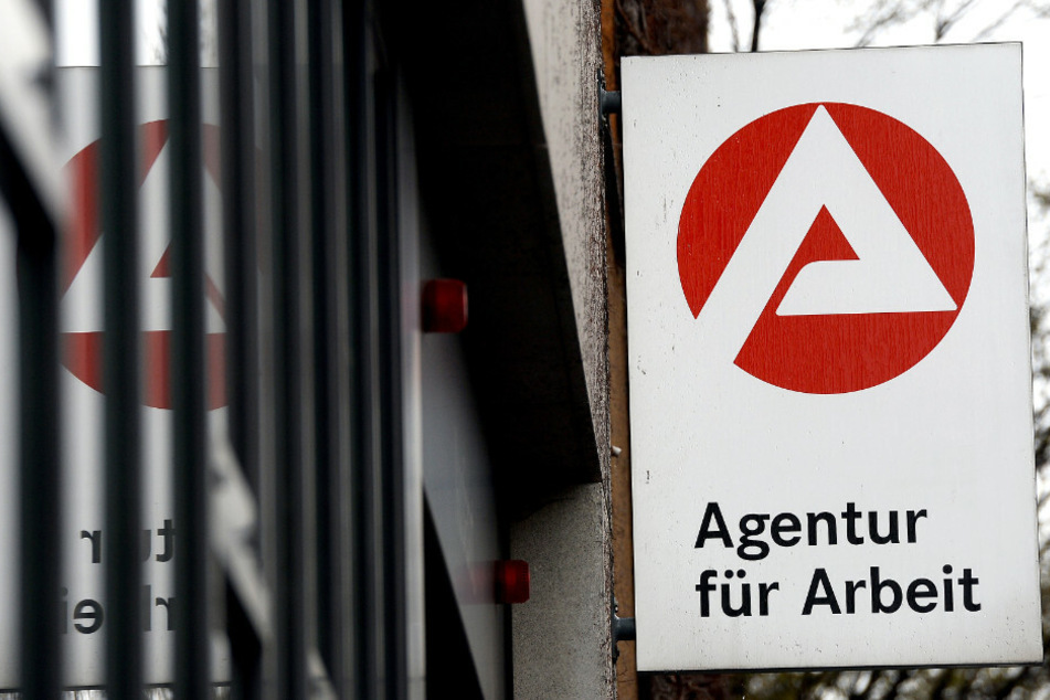 Das Logo der Agentur für Arbeit spiegelt sich in der Scheibe des Arbeitsamtes im Bezirk Friedrichshain-Kreuzberg.