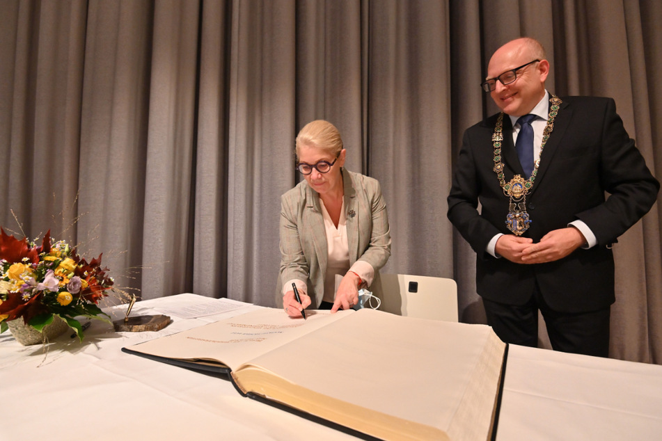 Die Bürgermeisterin von Mülhausen Michèle Lutz (62, l.) trägt sich ins Goldene Buch der Stadt Chemnitz ein. OB Sven Schulze (49, SPD) würdigte die 40-jährige Städtepartnerschaft.