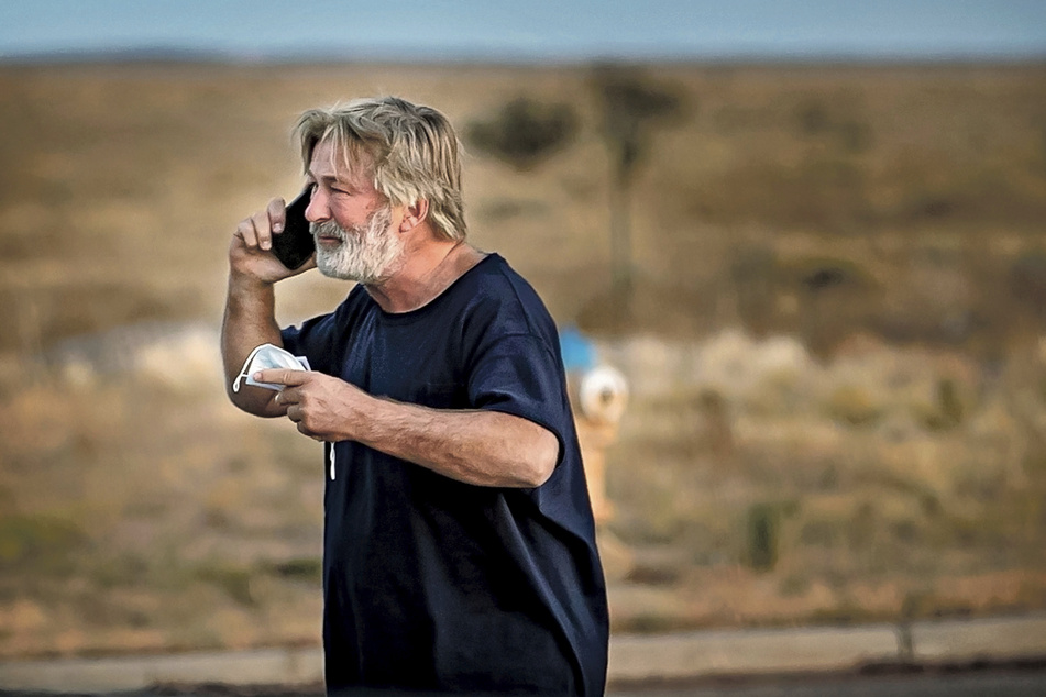 Schauspieler Alec Baldwin telefoniert auf dem Parkplatz vor dem Santa Fe County Sheriff's Office, nachdem er zu dem Vorfall am Set des Films "Rust" befragt wurde.