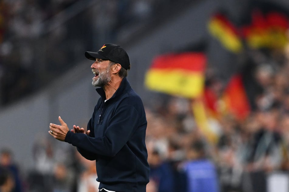 Bundestrainer Jürgen Klopp (59, Bild) muss an diesem Sonntagabend ohne Nico Schlotterbeck (26) und Serge Gnabry (31) auskommen.