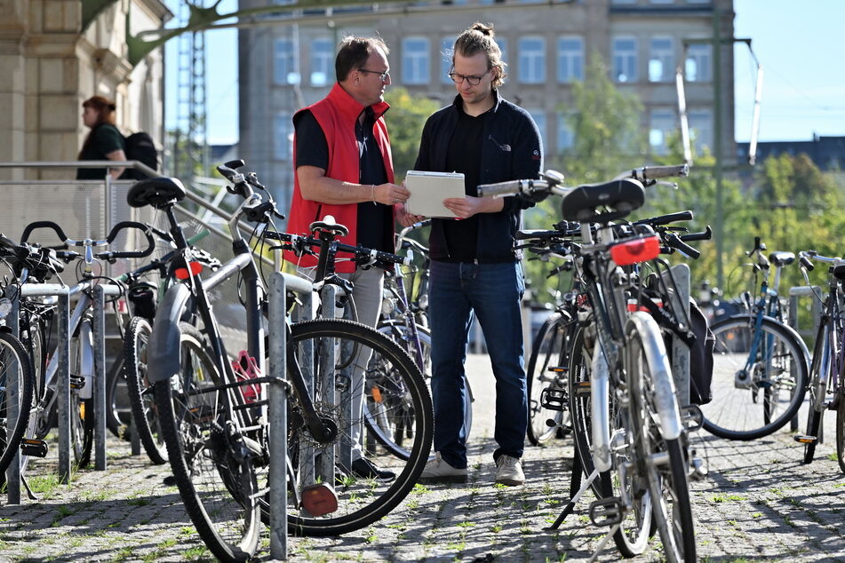 Jörg Vieweg (52, l.) und Falk Hoffmann (35) vom ACE überprüften die Fahrradstellplätze am Chemnitzer Hauptbahnhof auf Quantität, Sicherheit und Sauberkeit.