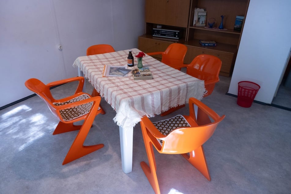 DDR-Gemütlichkeit: Blick in den Wohnbereich eines Bungalows vom Typ B 34.