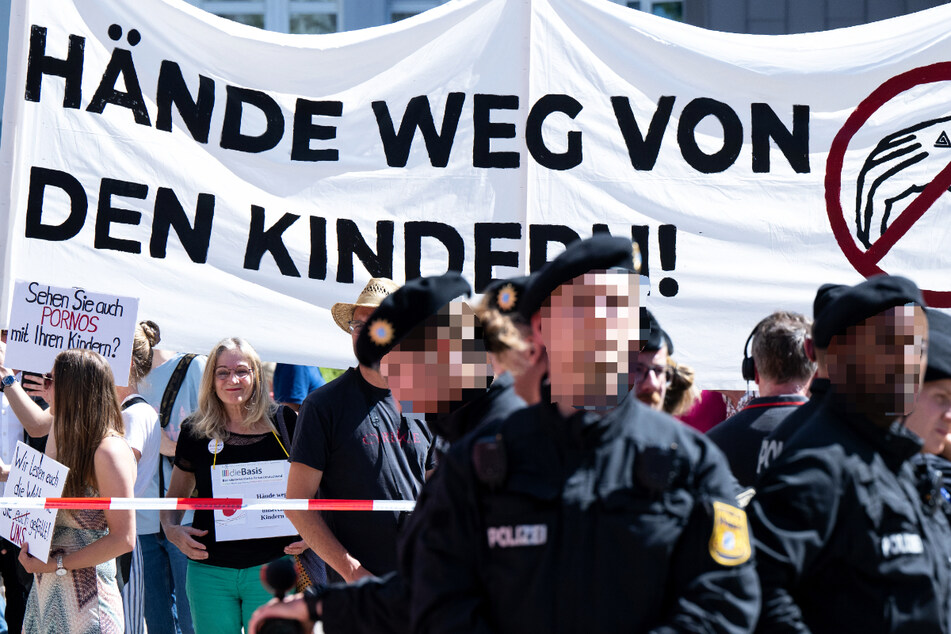 Im Juni kam es in München zu einer Demonstration gegen eine Lesung von Drag-Künstlern für Kinder in einer Bibliothek - die AfD hatte zur Teilnahme an der Kundgebung aufgerufen.