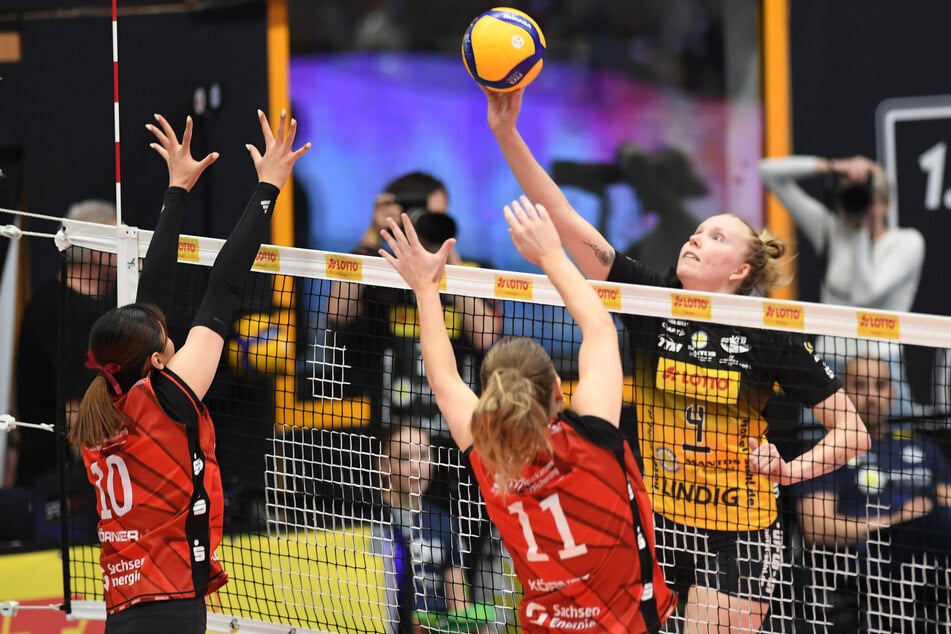 Kapitänin Roosa Laakkonen (r.) unterschrieb vor der Partie einen neuen Vertrag. Nicht das letzte Mal, dass Suhls Fans jubelten.