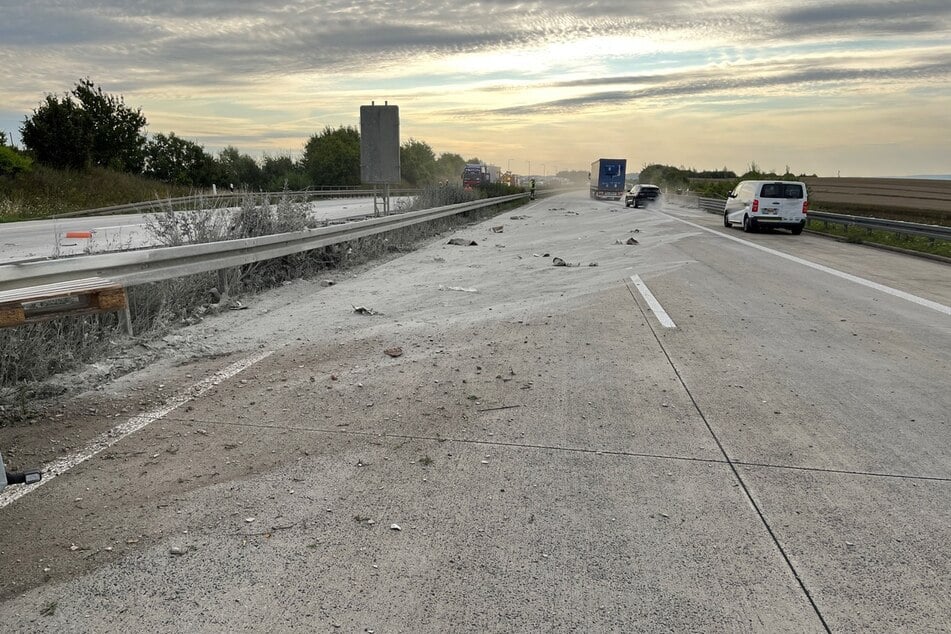 Die A38 muss bis Mittag gesperrt werden. In beiden Richtungen wird der Verkehr einspurig über den Standstreifen geleitet.